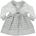 Conjunto de blusa branca com saia xadrêz cinza com alças e laços na frente