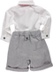 Conjunto de camisa branca com papillon e calções cinza